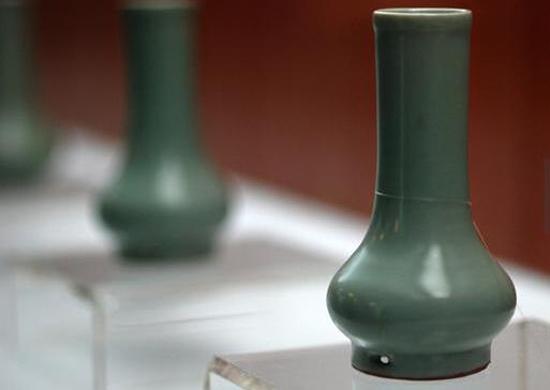 南宋，龍泉窯，粉青釉鼓腹瓶 